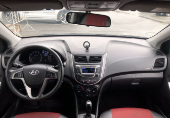 Подержанный автомобиль Hyundai Solaris Hatchback 2015 года (11 фото)