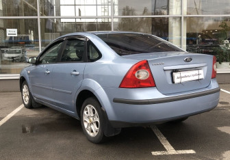 Подержанный автомобиль Ford Focus Sedan 2006 года (7 фото)