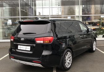 Подержанный автомобиль Kia Carnival 2017 года (5 фото)