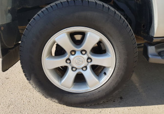 Подержанный автомобиль Toyota Land Cruiser Prado 2003 года (14 фото)