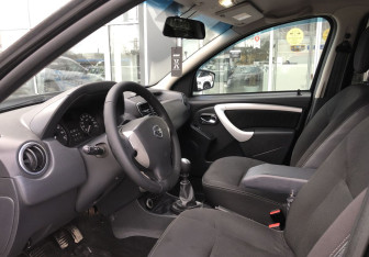 Подержанный автомобиль Nissan Terrano 2014 года (9 фото)