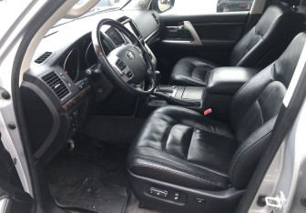 Подержанный автомобиль Toyota Land Cruiser Suv 2013 года (10 фото)