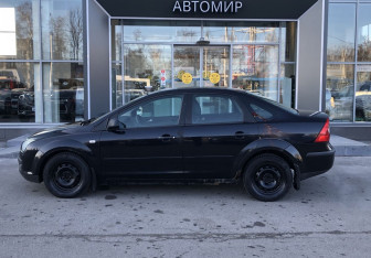 Подержанный автомобиль Ford Focus Sedan 2005 года (8 фото)