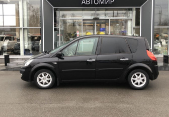 Подержанный автомобиль Renault Scenic 2009 года (8 фото)
