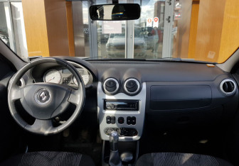 Подержанный автомобиль Renault Logan Sedan 2013 года (11 фото)