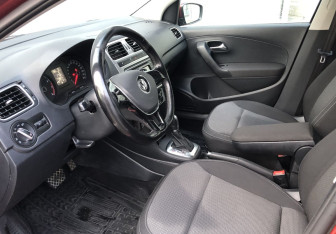 Подержанный автомобиль Volkswagen Polo Sedan 2015 года (9 фото)