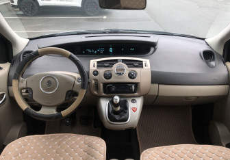 Подержанный автомобиль Renault Scenic 2009 года (10 фото)
