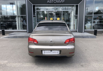 Подержанный автомобиль Peugeot 408 2013 года (6 фото)