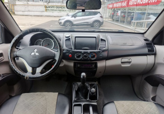 Подержанный автомобиль Mitsubishi L200 2011 года (14 фото)