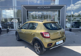Подержанный автомобиль Renault Sandero 2015 года (7 фото)