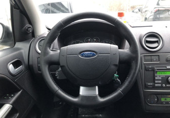 Подержанный автомобиль Ford Fusion 2008 года (12 фото)