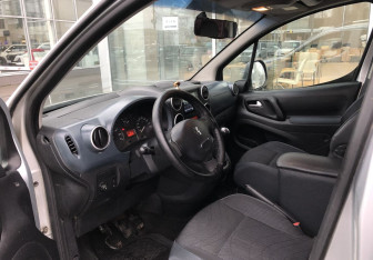 Подержанный автомобиль Peugeot Partner 2009 года (9 фото)