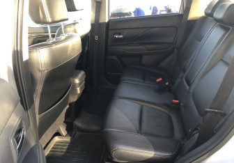 Подержанный автомобиль Mitsubishi Outlander 2015 года (11 фото)