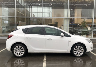 Подержанный автомобиль Opel Astra Hatchback 2011 года (4 фото)