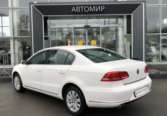 Подержанный автомобиль Volkswagen Passat Sedan 2012 года (7 фото)