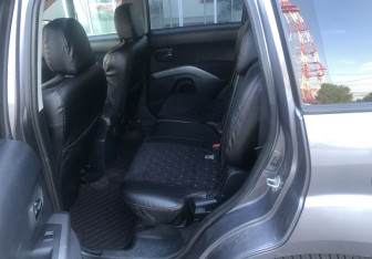 Подержанный автомобиль Mitsubishi Outlander 2008 года (11 фото)