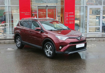 Подержанный автомобиль Toyota RAV4 2017 года (3 фото)