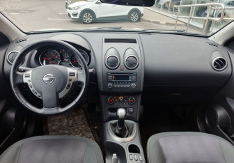 Подержанный автомобиль Nissan Qashqai 2012 года (15 фото)