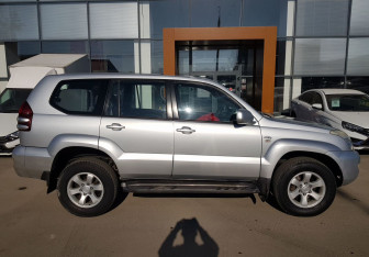 Подержанный автомобиль Toyota Land Cruiser Prado 2003 года (4 фото)