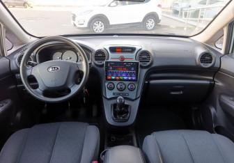 Подержанный автомобиль Kia Carens 2007 года (15 фото)