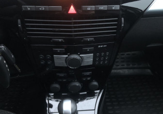 Подержанный автомобиль Opel Astra Sedan 2010 года (12 фото)