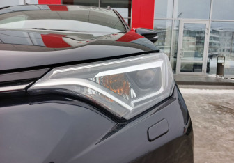 Подержанный автомобиль Toyota RAV4 2016 года (9 фото)
