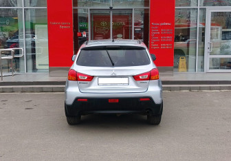 Подержанный автомобиль Mitsubishi ASX 2012 года (6 фото)