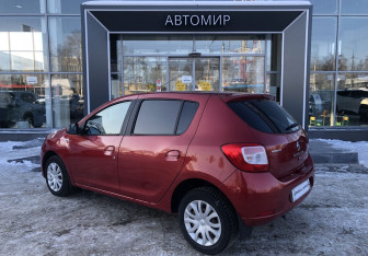 Подержанный автомобиль Renault Sandero 2014 года (7 фото)