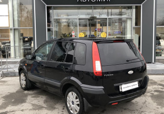 Подержанный автомобиль Ford Fusion 2008 года (7 фото)