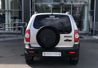 Подержанный автомобиль Chevrolet Niva 2013 года (6 фото)