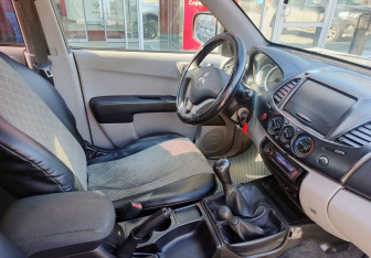 Подержанный автомобиль Mitsubishi L200 2011 года (13 фото)