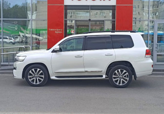 Подержанный автомобиль Toyota Land Cruiser Suv 2016 года (8 фото)