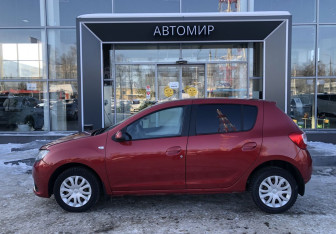 Подержанный автомобиль Renault Sandero 2014 года (8 фото)