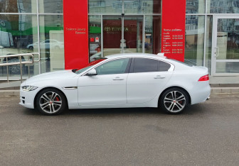 Подержанный автомобиль Jaguar XE 2016 года (8 фото)