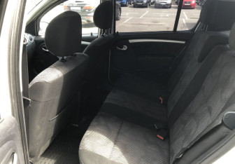 Подержанный автомобиль Renault Sandero 2013 года (11 фото)