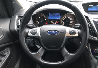 Подержанный автомобиль Ford Kuga 2014 года (12 фото)