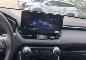 Подержанный автомобиль Toyota RAV4 2025 года (15 фото)