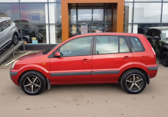 Подержанный автомобиль Ford Fusion 2007 года (8 фото)