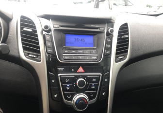 Подержанный автомобиль Hyundai i30 Hatchback 2015 года (14 фото)