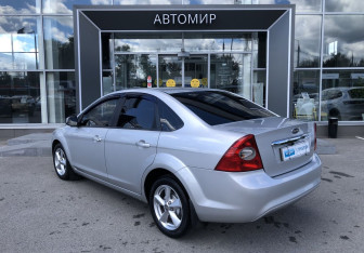 Подержанный автомобиль Ford Focus Sedan 2008 года (7 фото)