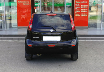 Подержанный автомобиль Nissan Note 2013 года (6 фото)