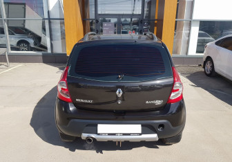 Подержанный автомобиль Renault Sandero 2011 года (6 фото)