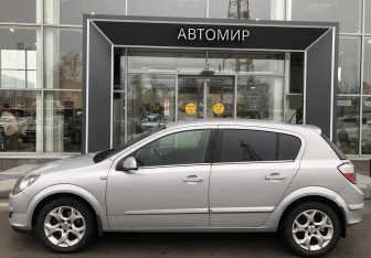 Подержанный автомобиль Opel Astra Hatchback 2005 года (8 фото)