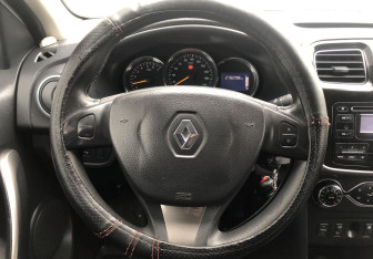 Подержанный автомобиль Renault Logan Sedan 2015 года (12 фото)