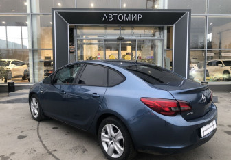 Подержанный автомобиль Opel Astra Sedan 2013 года (7 фото)