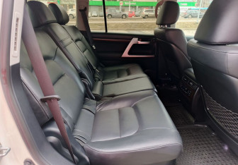 Подержанный автомобиль Toyota Land Cruiser Suv 2016 года (15 фото)
