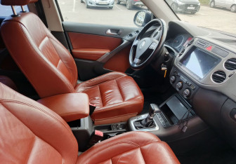Подержанный автомобиль Volkswagen Tiguan 2008 года (14 фото)