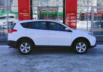 Подержанный автомобиль Toyota RAV4 2013 года (4 фото)