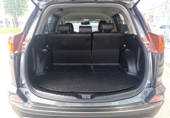 Подержанный автомобиль Toyota RAV4 2013 года (12 фото)