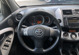 Подержанный автомобиль Toyota RAV4 2008 года (12 фото)